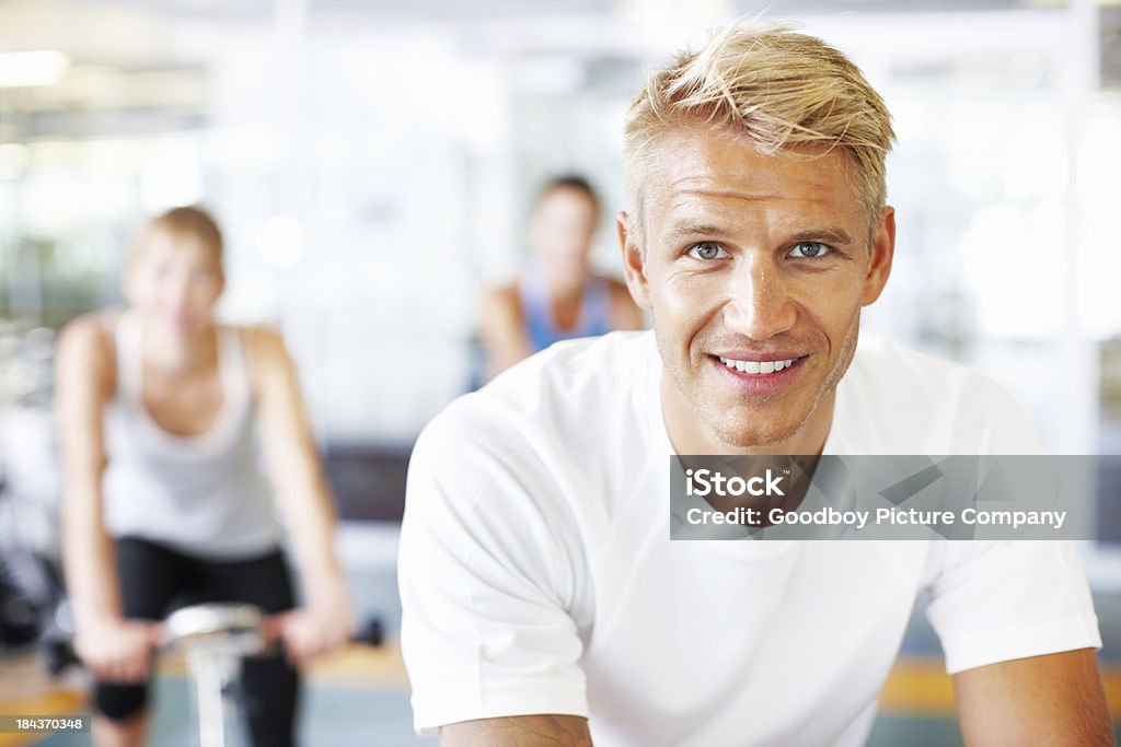 Fit uomo in bicicletta in palestra - Foto stock royalty-free di Abbigliamento sportivo