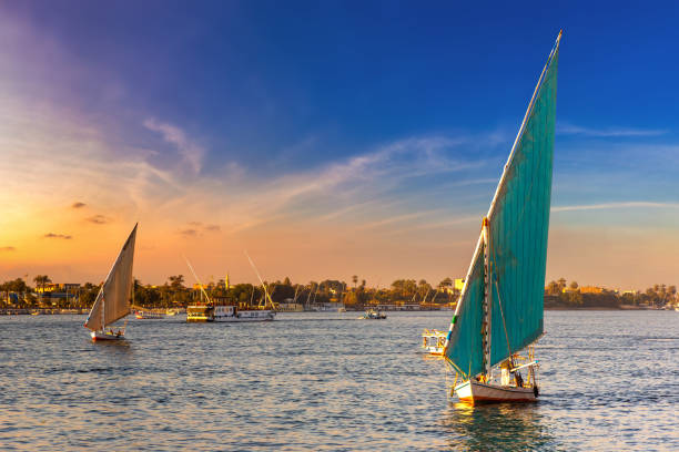 sailboat on nile at sunset - ancient egyptian culture egyptian culture sailing ship ancient imagens e fotografias de stock