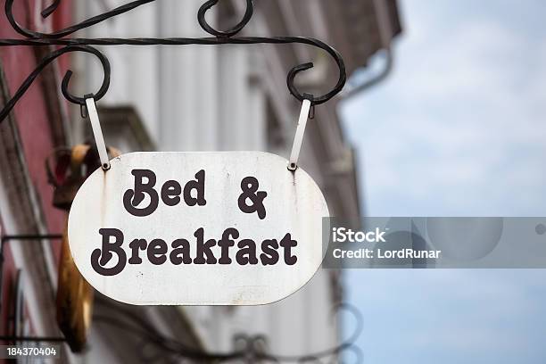 Bed And Breakfast Foto de stock y más banco de imágenes de Alojamiento y desayuno - Alojamiento y desayuno, Señal - Mensaje, Hotel