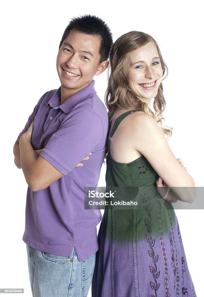 Felice giovane coppia appoggiato retro insieme, braccia piegate - Foto stock royalty-free di Abbigliamento casual