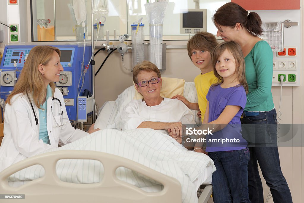 female patient très heureux avec famille et médecin - Photo de Famille libre de droits