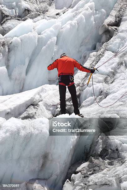 Photo libre de droit de Mountaineer Sur Un Glacier banque d'images et plus d'images libres de droit de Alpinisme - Alpinisme, Corde, Crampon - Équipement d'alpinisme sur glacier