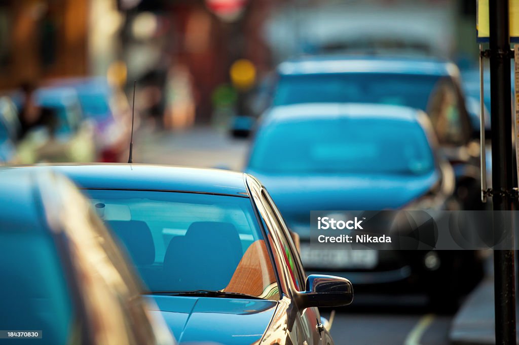Automobili in strada - Foto stock royalty-free di Parcheggio