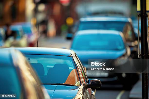 Automobili In Strada - Fotografie stock e altre immagini di Parcheggio - Parcheggio, Parcheggiare, Automobile