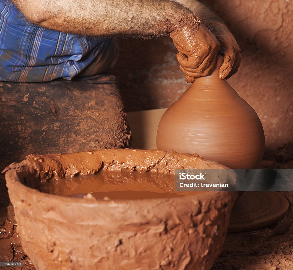 Homem jogando panela em torno de oleiro - Foto de stock de Abstrato royalty-free