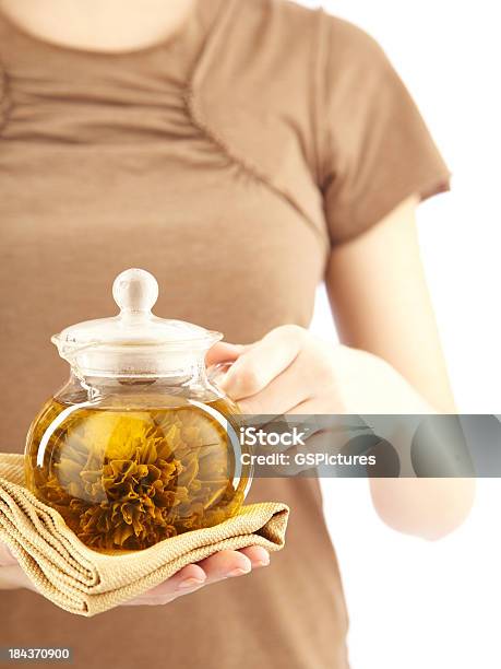 Женщина Держит Стакан Чайник С Травяной Чай — стоковые фотографии и другие картинки Травяной чай - Травяной чай, Женщины, Молодые женщины