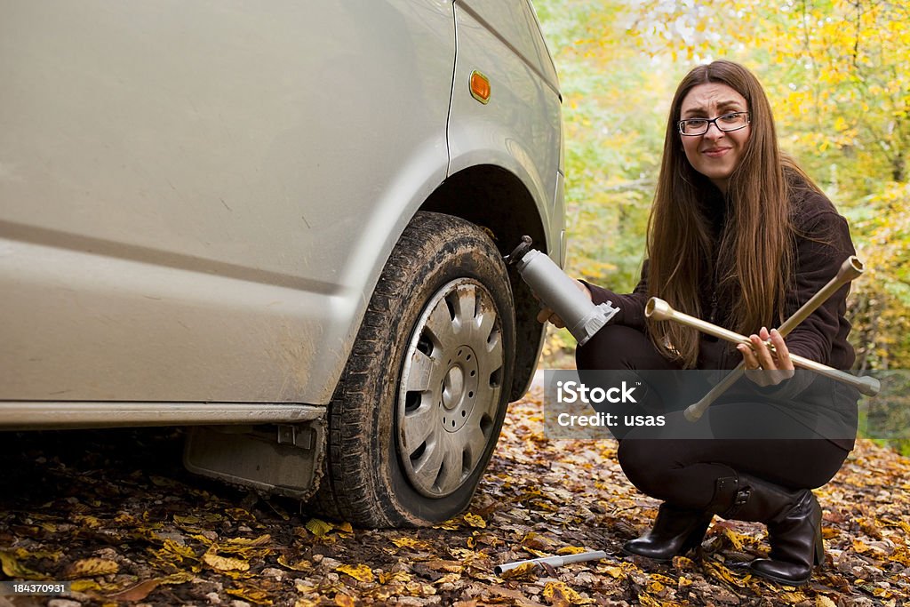 Flat tire und Frauen in der Natur - Lizenzfrei Eine Frau allein Stock-Foto