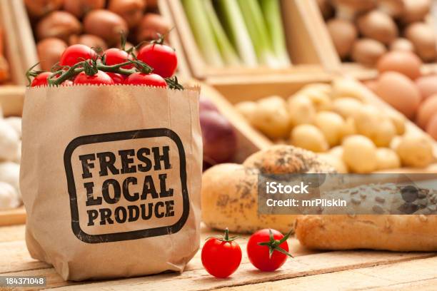 Productos Locales Frescos Foto de stock y más banco de imágenes de Ajo - Ajo, Alimento, Barra de pan