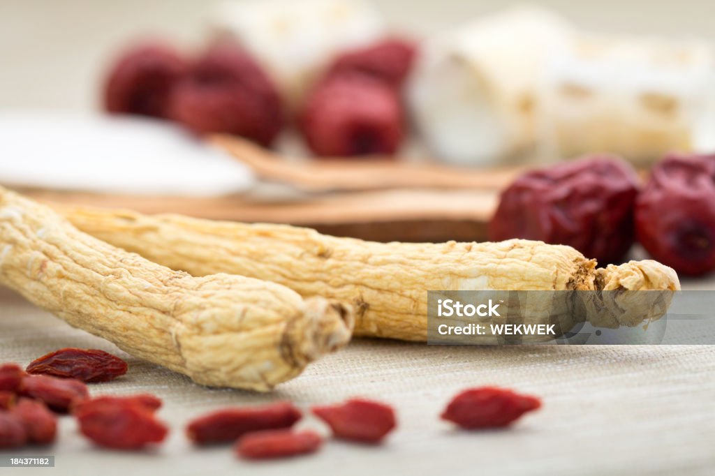 Ginseng e altri medicinali erboristici cinesi - Foto stock royalty-free di Alimenti secchi