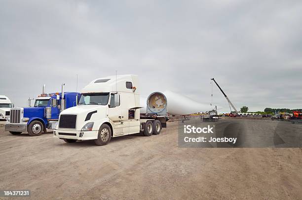 Big Rig I Łopatek Turbin Wiatrowych - zdjęcia stockowe i więcej obrazów Ciężarówka - Ciężarówka, Stan Dakota Północna, Bez ludzi