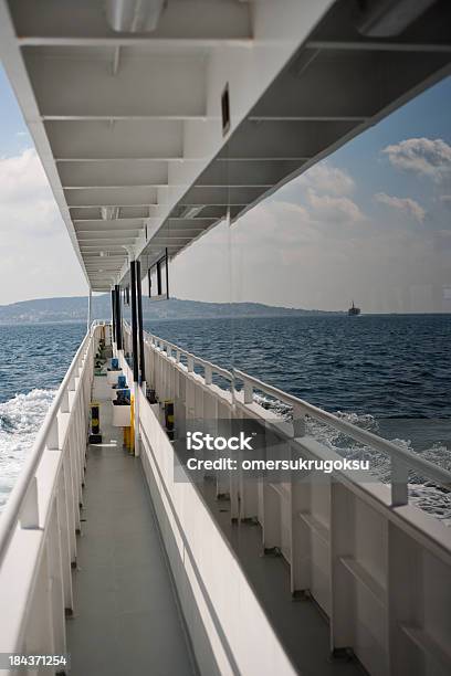 Корабль Travel — стоковые фотографии и другие картинки Без людей - Без людей, Вертикальный, Вода
