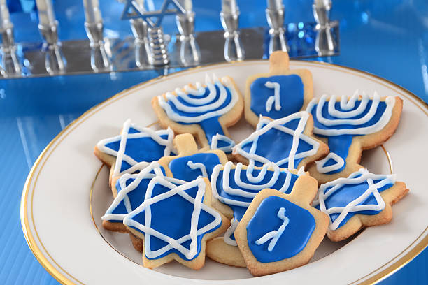 hanukkah cookies - hanukkah menorah candle blue - fotografias e filmes do acervo