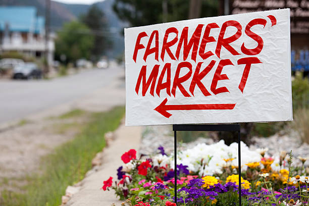 Farmers Market Sign, Colorado A fresh choice of fruits and vegetables awaits at a farmers market.  Sign pointing to the location of a Farmers Market. agricultural fair stock pictures, royalty-free photos & images