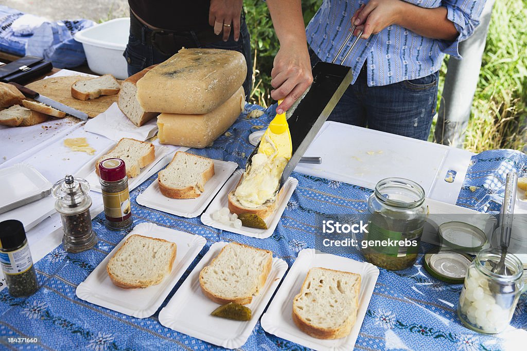 Junge Frau scapes-raclette-Käse auf Brot - Lizenzfrei Raclette Stock-Foto