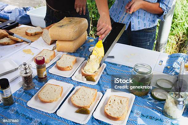 Junge Frau Scapesraclettekäse Auf Brot Stockfoto und mehr Bilder von Raclette - Raclette, Arbeiten, Bauernberuf