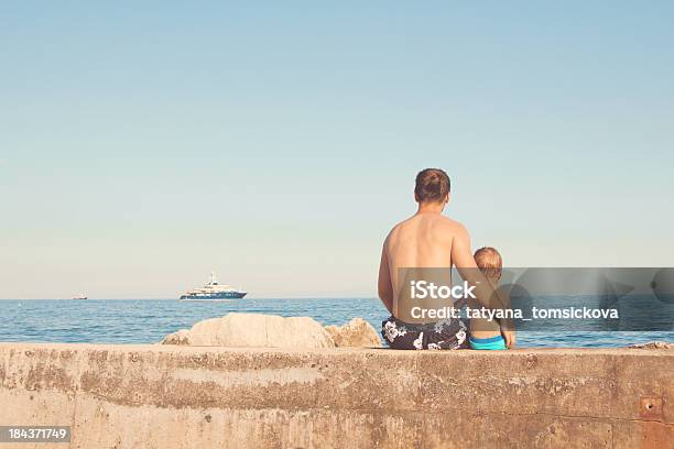 Foto de Daddy E Filho Assiste Navio e mais fotos de stock de Azul - Azul, Beleza, Criança