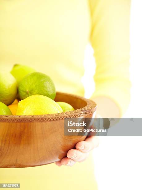 Donna Con Una Ciotola Di Legno Di Lemons Limes E - Fotografie stock e altre immagini di 20-24 anni - 20-24 anni, Adulto, Agrume