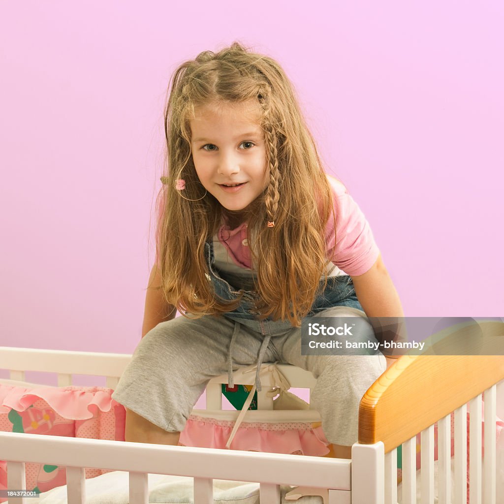 Bambina sta giocando con la culla - Foto stock royalty-free di 2-3 anni