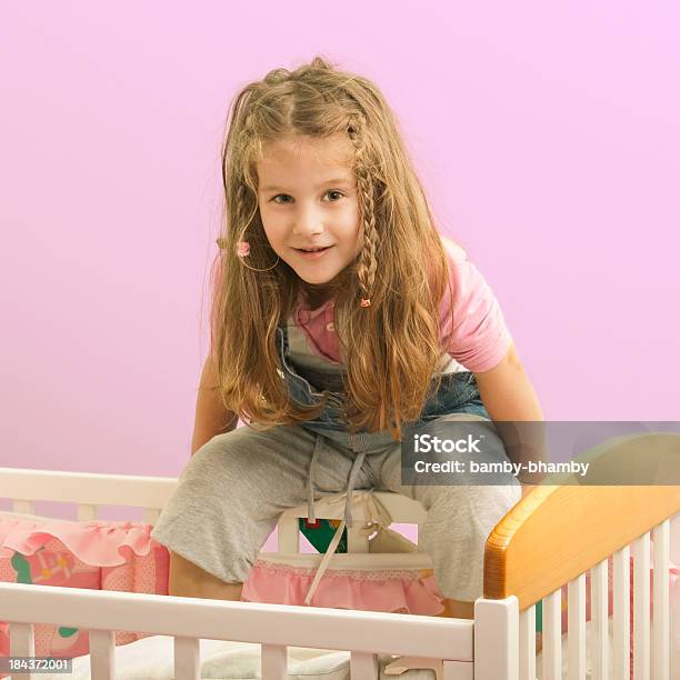 Bambina Sta Giocando Con La Culla - Fotografie stock e altre immagini di 2-3 anni - 2-3 anni, Ambientazione interna, Attività