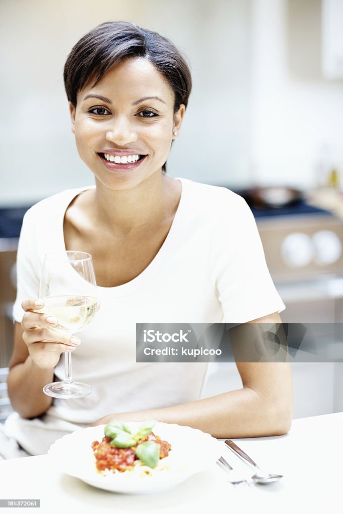 Uśmiechająca się kobieta jedzenie Sałatka - Zbiór zdjęć royalty-free (20-29 lat)