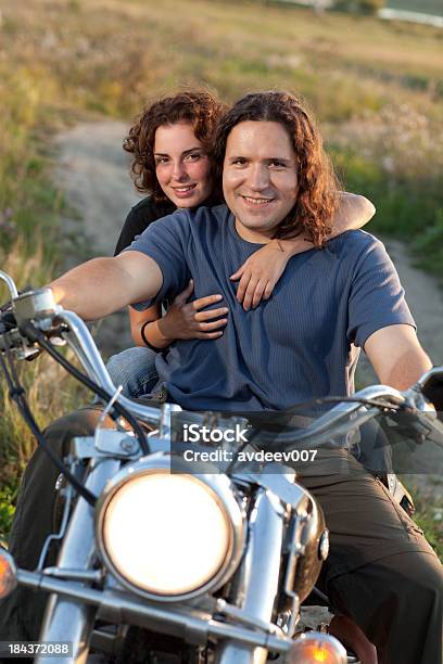 Photo libre de droit de Heureux Couple Sur Un Vélo banque d'images et plus d'images libres de droit de 20-24 ans - 20-24 ans, 30-34 ans, Adulte