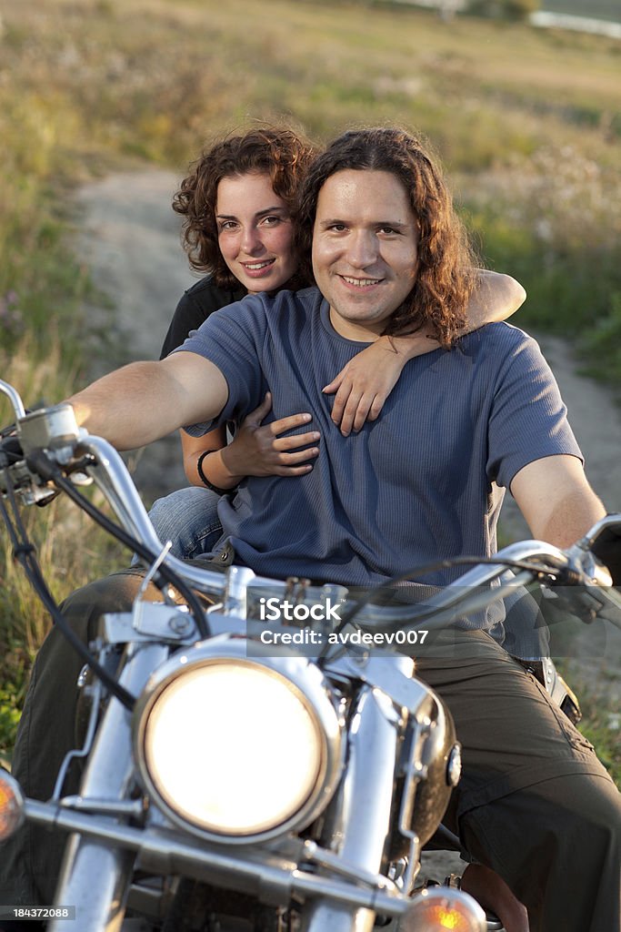Счастливая пара на велосипеде - Стоковые фото 20-24 года роялти-фри