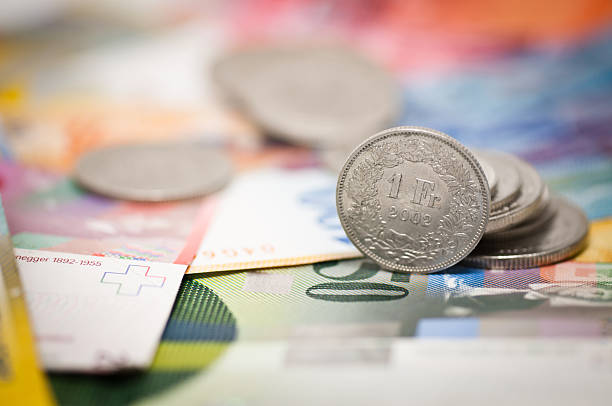 ein schweizer franken - swiss currency swiss francs currency swiss coin stock-fotos und bilder