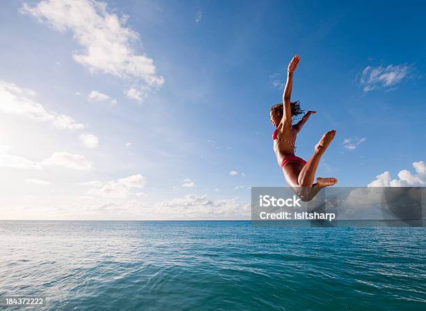 젊은 여자 도약 바다에서 점프에 대한 스톡 사진 및 기타 이미지 - 점프, 바다, 빨강