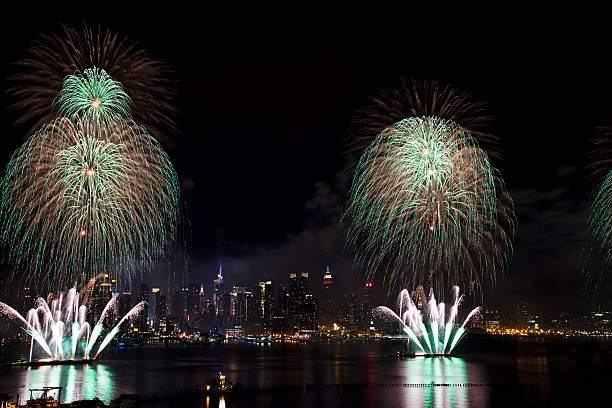 cidade de nova york syncronized fogos de artifício - new york state skyline new york city vibrant color - fotografias e filmes do acervo