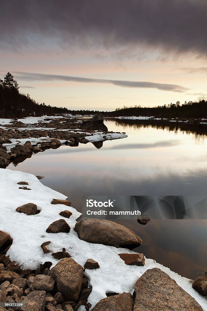 Coucher de soleil sur la rivière - Photo de Arctique libre de droits