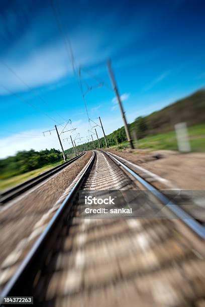 Un Modo Rápido De Avance En Vía De Tren Foto de stock y más banco de imágenes de Abstracto - Abstracto, Aire libre, Bosque
