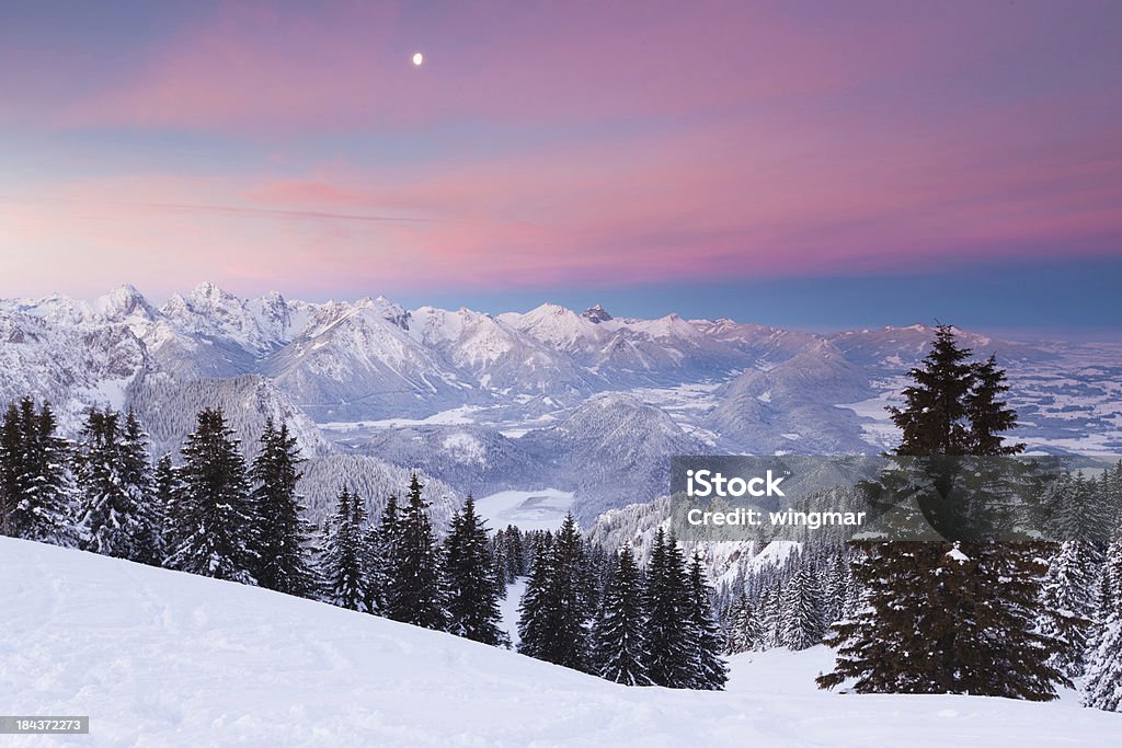 Nascer do sol no mt. tegelberg Alpes da Baviera, na Alemanha, - Foto de stock de Congelado royalty-free