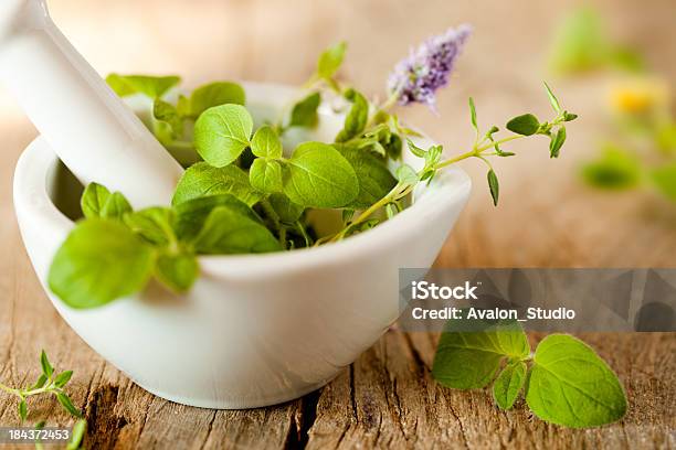 Herbes De Provence - Fotografias de stock e mais imagens de Fitoterapia - Fitoterapia, Pilão e Almofariz, Manjerona