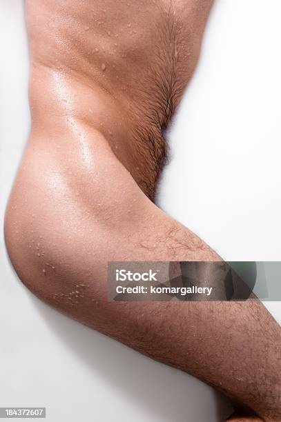 Sexy El Baño Foto de stock y más banco de imágenes de Hombres - Hombres, Bañera, Muslo - Pierna humana