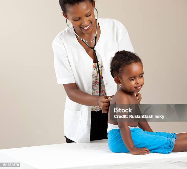 Kinderarzt Untersuchen Baby Stockfoto und mehr Bilder von 18-23 Monate - 18-23 Monate, 25-29 Jahre, Afrikanischer Abstammung