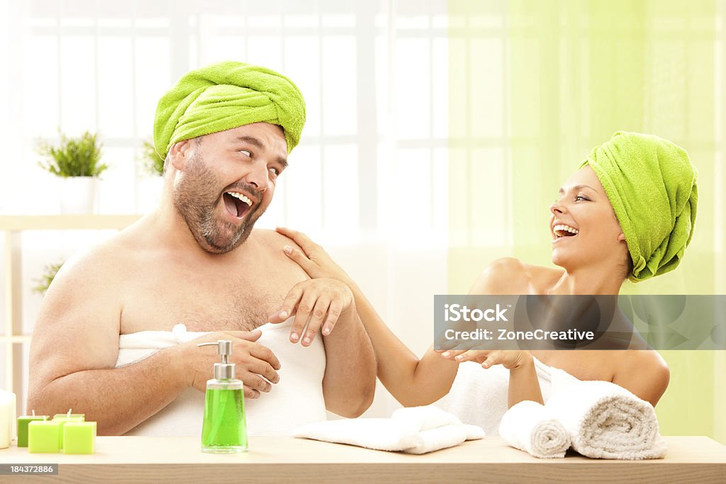 fat man e bella ragazza amico Ride mentre healt care - Foto stock royalty-free di Abbronzatura