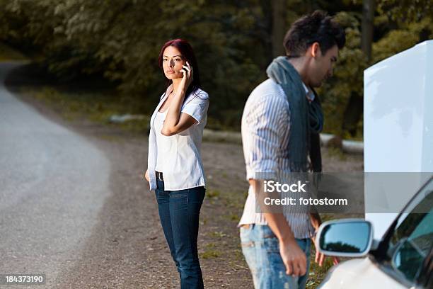 Avaria No Carro - Fotografias de stock e mais imagens de A usar um telefone - A usar um telefone, Acidente - Conceito, Adulto