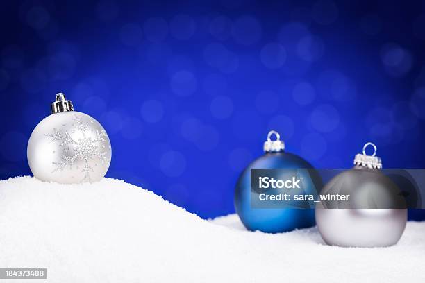 シルバーブルーのクリスマスアイテムに雪青色背景 - まぶしいのストックフォトや画像を多数ご用意 - まぶしい, イルミネーション, カラー画像