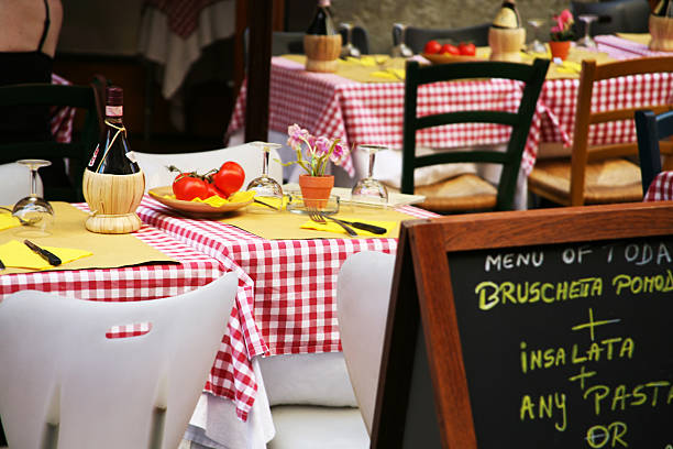 restaurante italiano - restaurant tablecloth fotografías e imágenes de stock