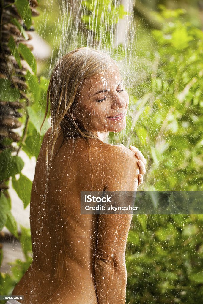 Jovem mulher de se banhar ao ar livre - Foto de stock de Cabelo Louro royalty-free