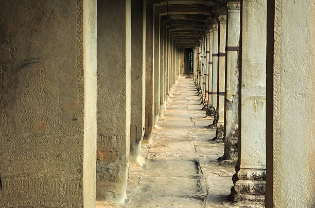 列の石の支柱のない、カンボジアのアンコールワット - ancient angkor wat footpath stone ストックフォトと画像