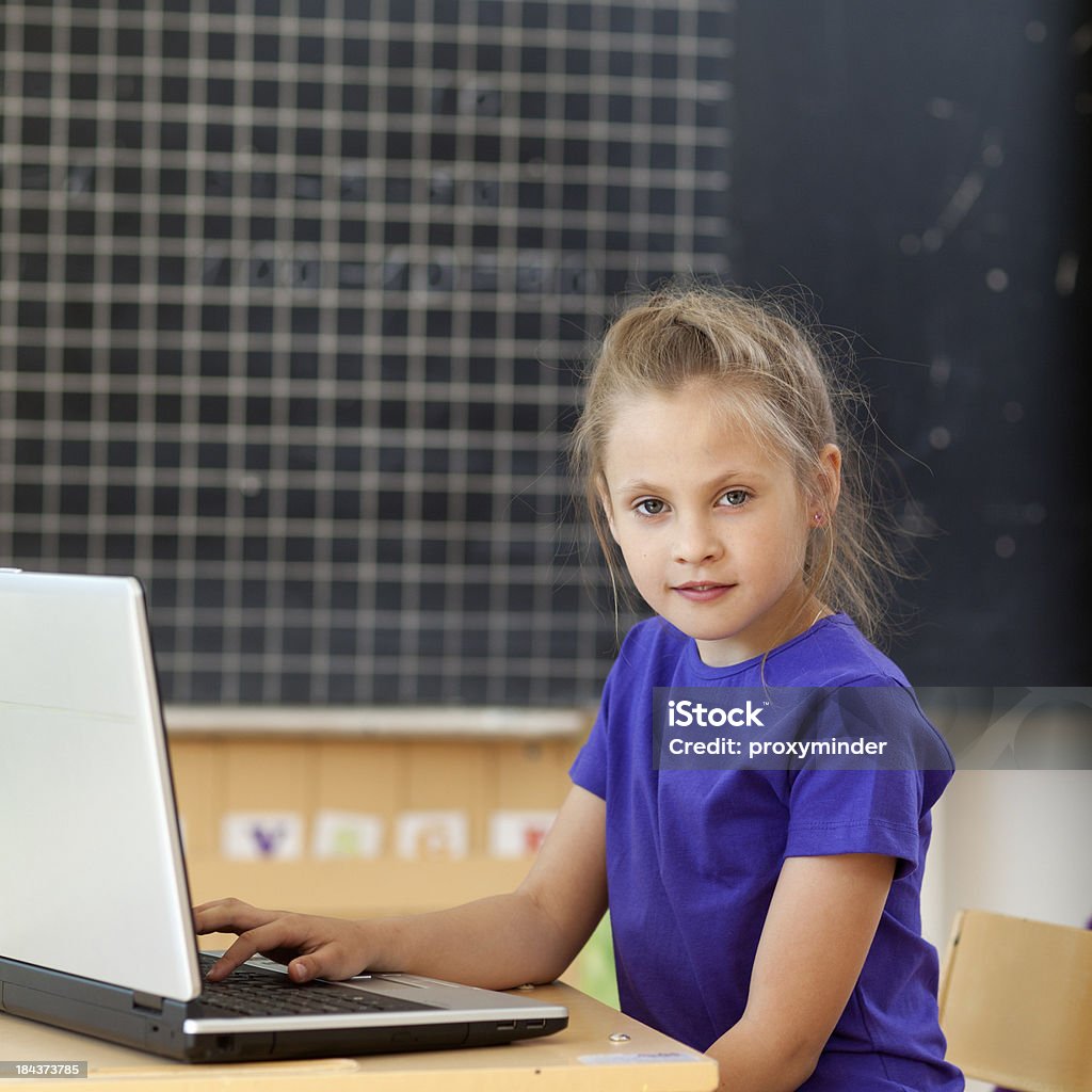 Menina usando computador portátil na sala de aula - Royalty-free 6-7 Anos Foto de stock