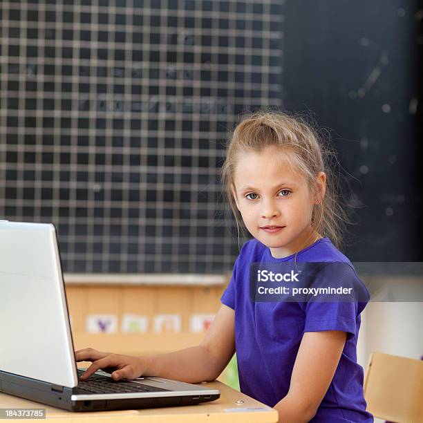 Menina Usando Computador Portátil Na Sala De Aula - Fotografias de stock e mais imagens de 6-7 Anos - 6-7 Anos, Aluna, Aluno da Escola Primária