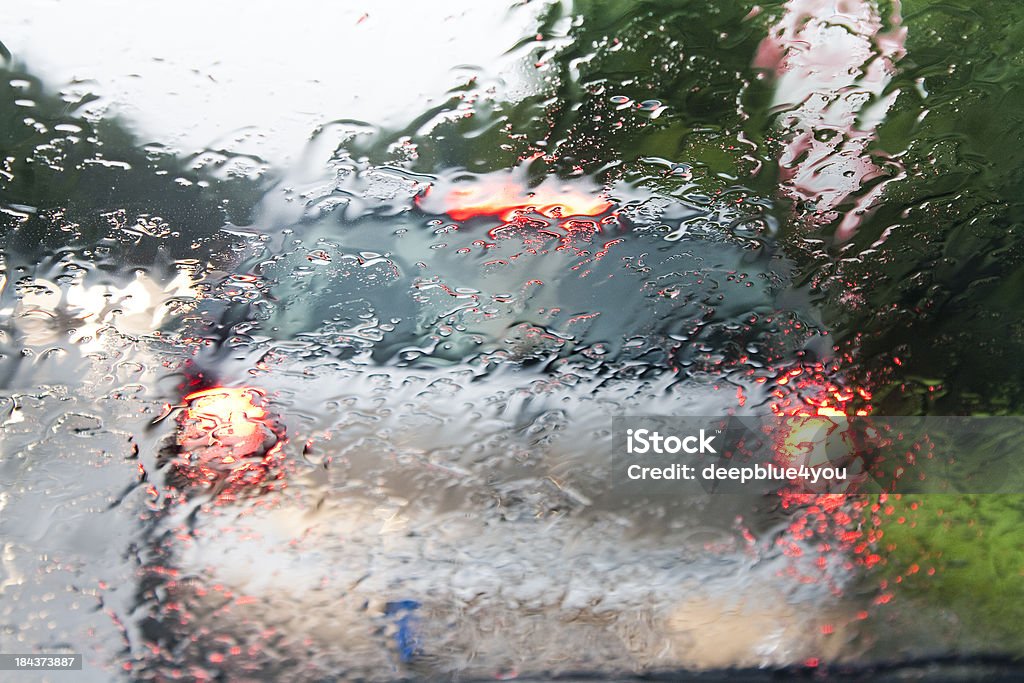 Дождливый traffik через окно автомобиля - Стоковые фото Лобовое стекло роялти-фри