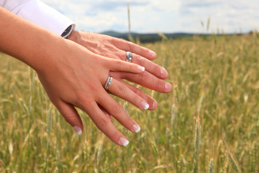 Una boda anillo de heno mano photo