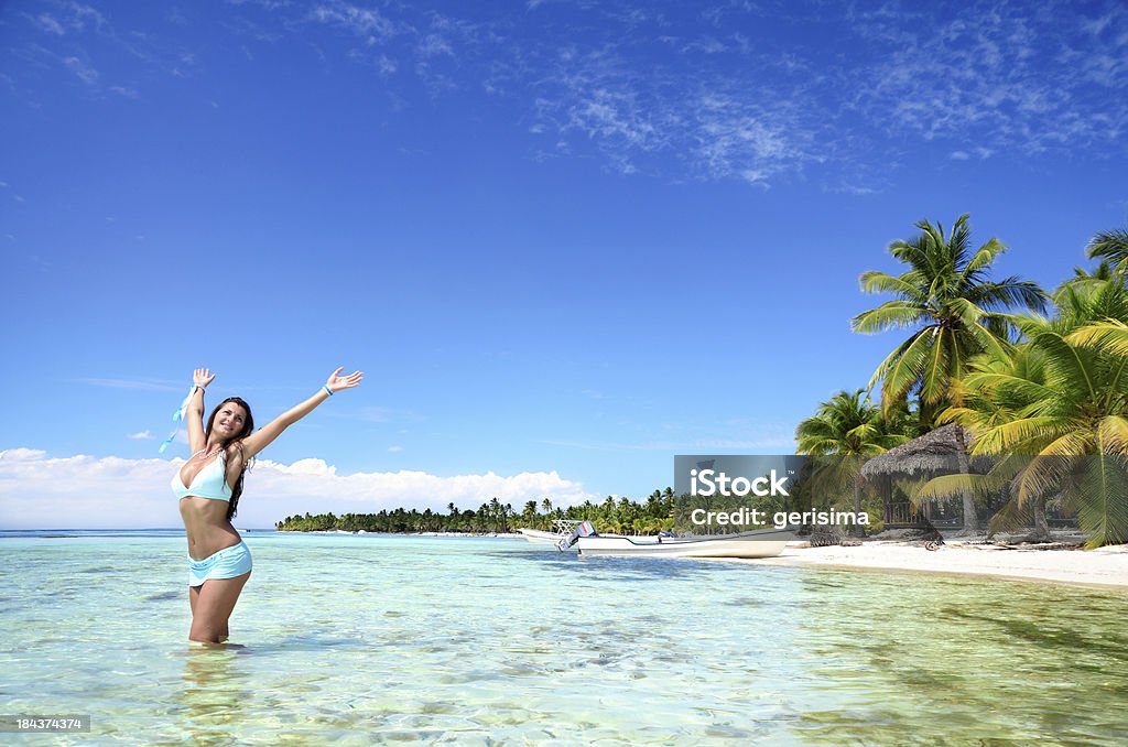 Despreocupada mujer joven relajante en la playa tropical - Foto de stock de Adolescente libre de derechos