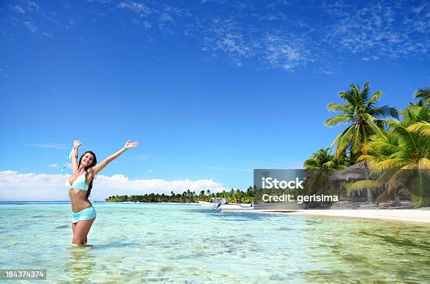 Despreocupada Mujer Joven Relajante En La Playa Tropical Foto de stock y más banco de imágenes de Adolescente