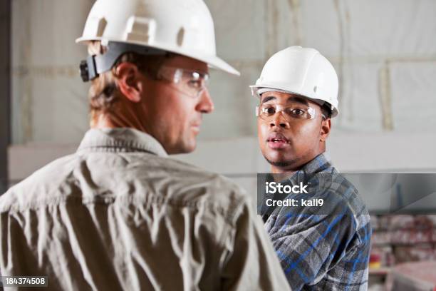 Foto de Trabalhadores No Armazém Industrial e mais fotos de stock de Engenheiro - Engenheiro, Grupo Multiétnico, 20 Anos