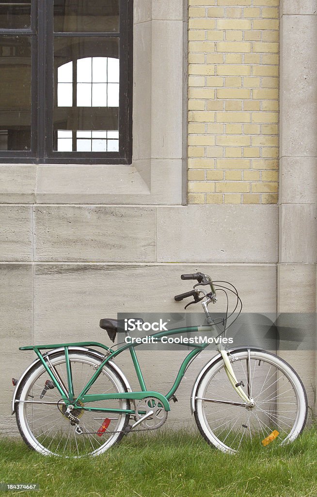 Bicicleta Vintage contra la pared de cemento apoyarse sobre hierba - Foto de stock de Acero libre de derechos