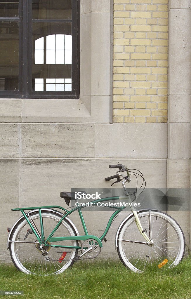 Vélo Vintage penchant contre Mur en béton sur de l'herbe - Photo de Acier libre de droits